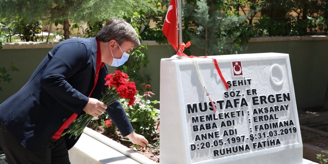 Vali Aydoğdu’dan Şehitliğe bayram ziyareti