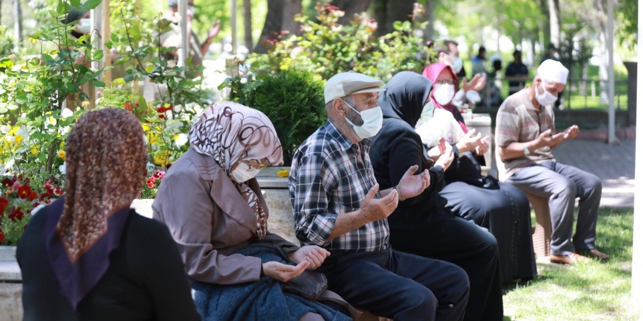 Başkan Palancıoğlu şehitlikte dua etti