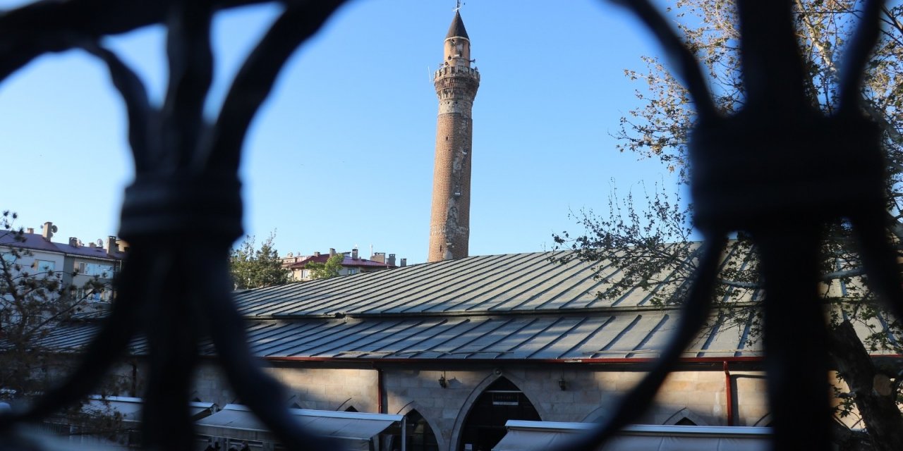 825 yıllık Ulu Camii’nde bayram namazı