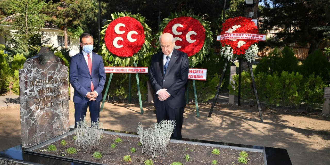 Devlet Bahçeli, bayramın ilk gününde Alparslan Türkeş’in kabrini ziyaret etti