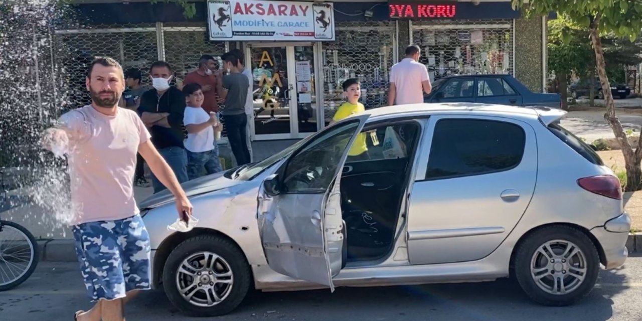 Kazaya karışan maskesiz sürücü kameramana su atıp, küfredip yumrukladı