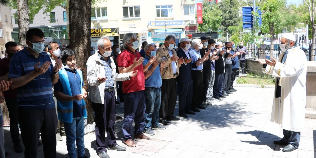 Niğde ve Kayseri’de Filistin’de hayatını kaybedenler için gıyabi cenaze namazı kılındı