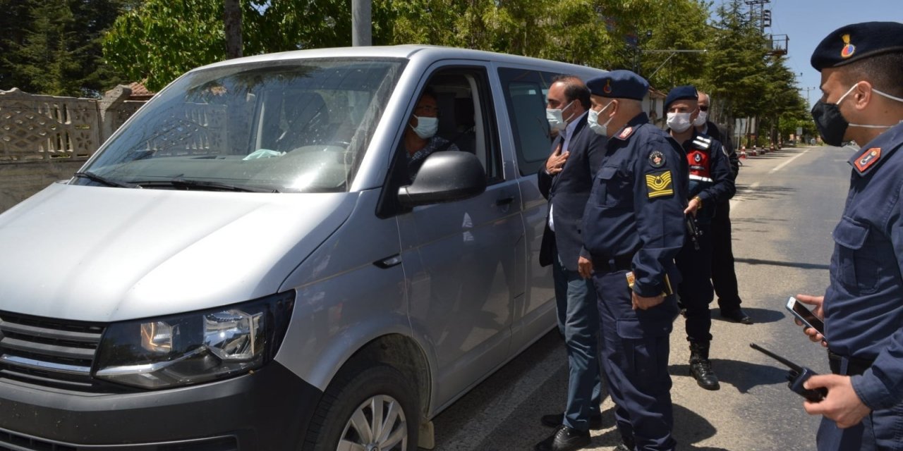 Kaymakam Demirkol’dan sürücülere çikolata ikramı