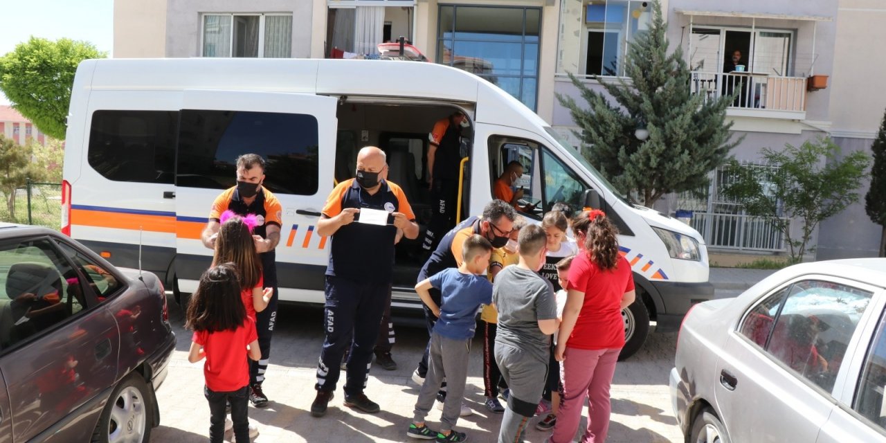 Sokaktaki çocuklar şekerleri verilip maskeleri takıldıktan sonra evlerine gönderildi