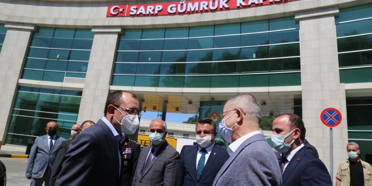 Bakan Muş, Sarp sınır kapısında tır şoförlerinin sorunlarını dinledi