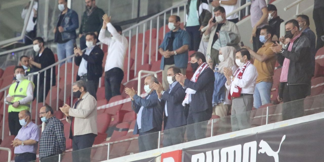 Sivasspor yönetimi takımı ayakta alkışladı