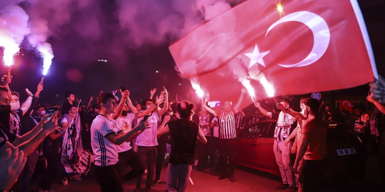 Ankara’da Beşiktaş taraftarının şampiyonluk sevinci