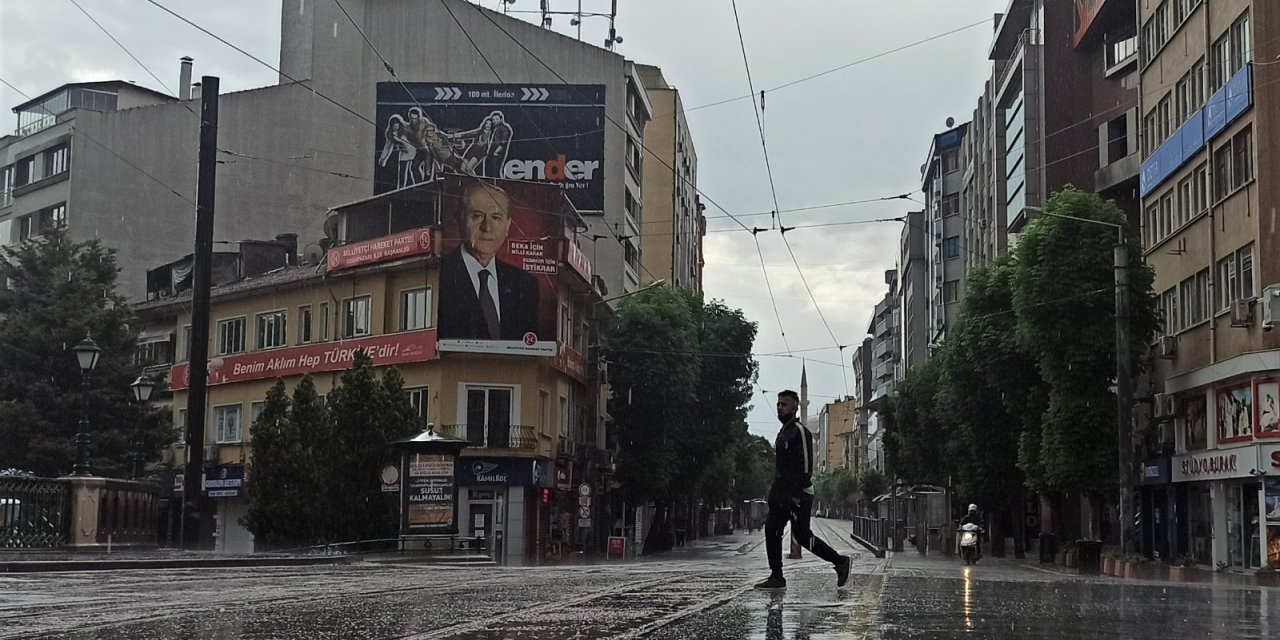 Eskişehir sağanak yağışa teslim oldu