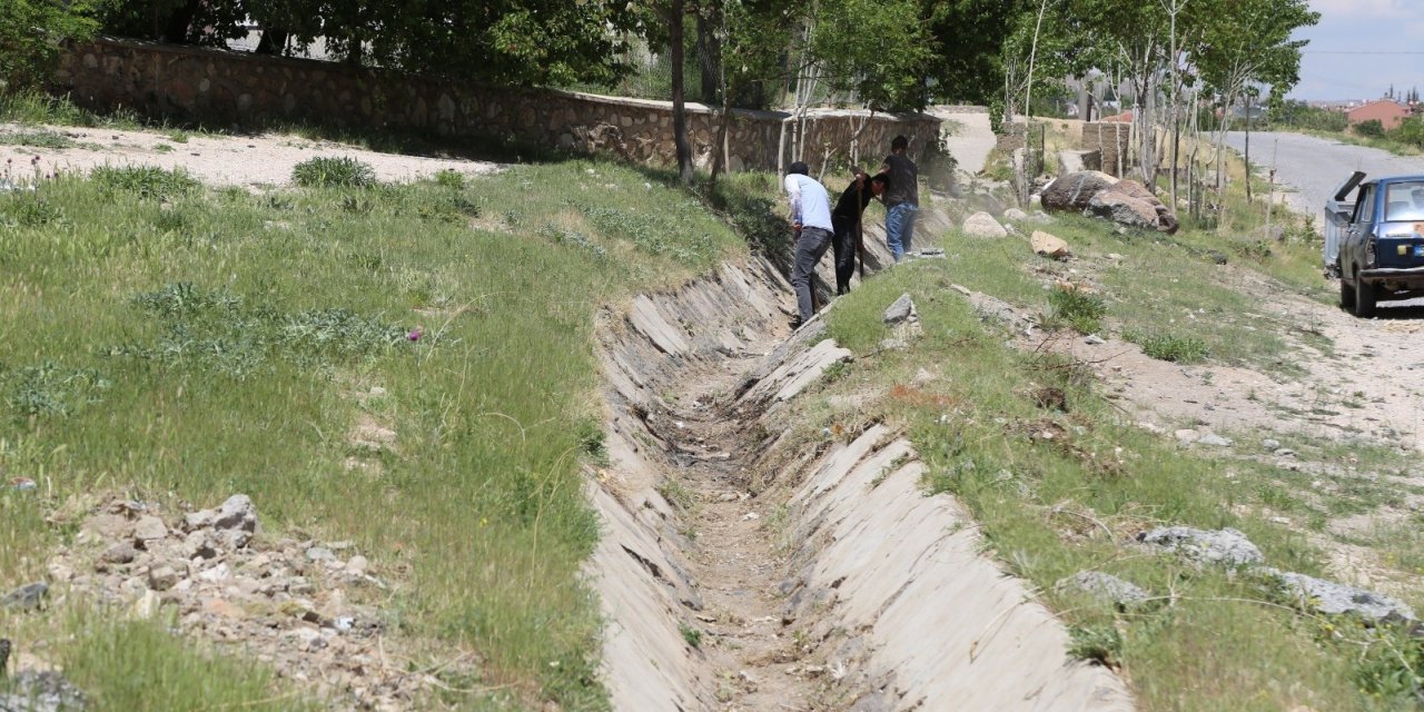 Niğde Belediyesi’nden Sulama Kanalı Temizliği