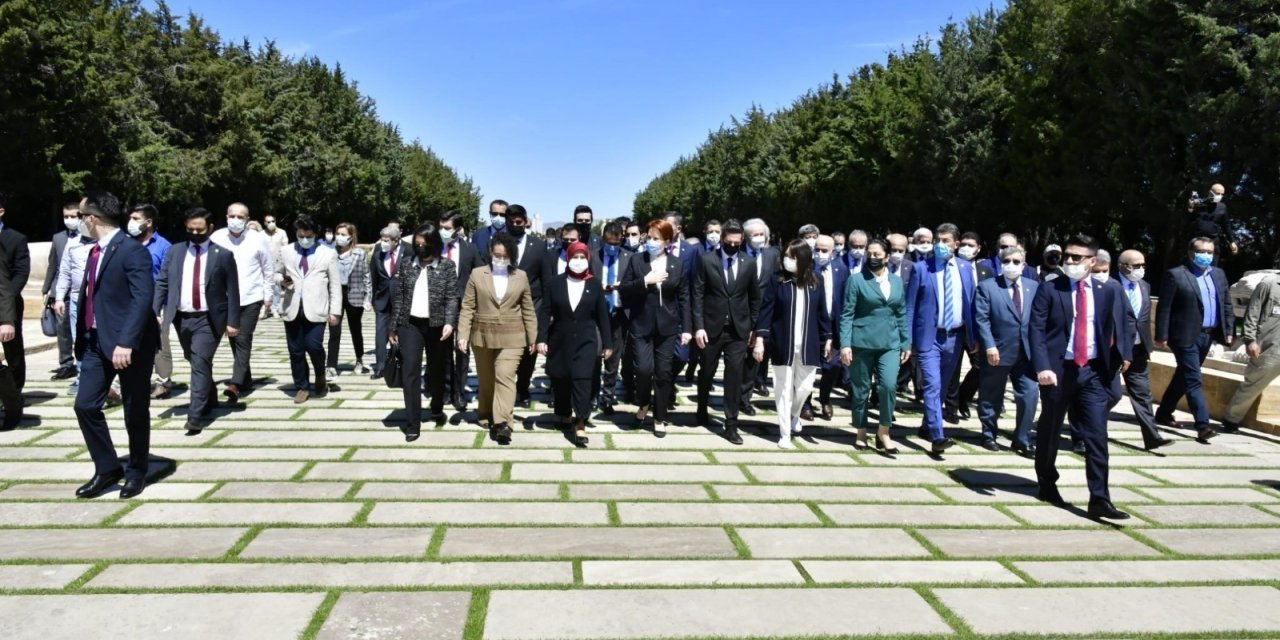 İYİ Parti lideri Akşener’den Anıtkabir’e ziyaret