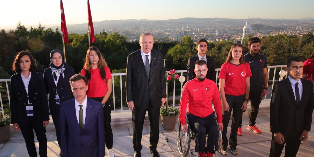 Cumhurbaşkanı Erdoğan gençlerle birlikte İstiklal Marşı’nı okudu