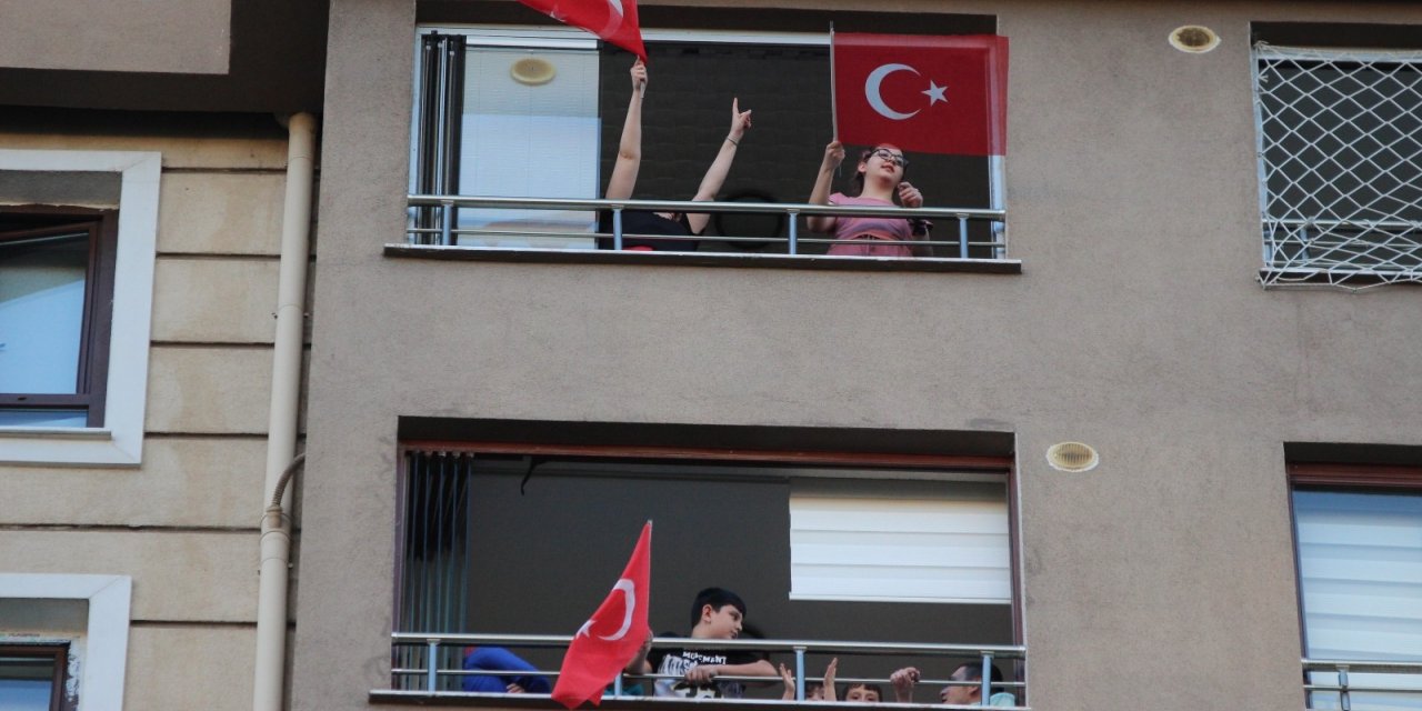 Kayserililer 7’den 70’e İstiklal Marşı için balkonlara koştu