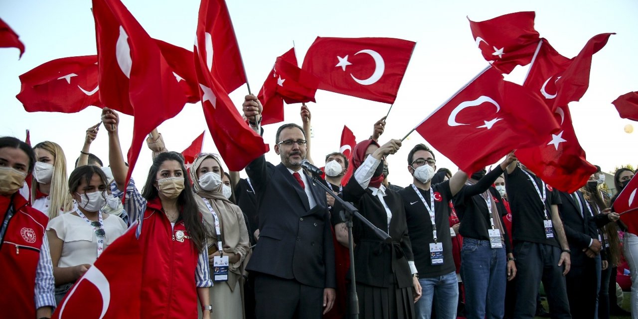 Bakan Kasapoğlu, gençler ile bir araya gelerek İstiklal Marşı’nı okudu