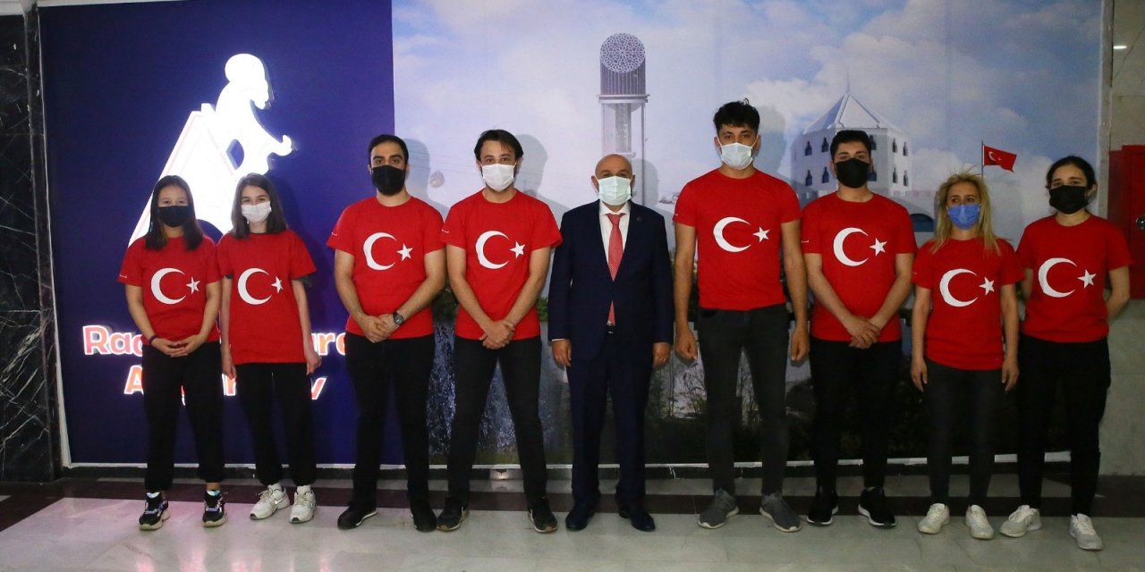 Keçiören’de üstü açık otobüste 19 Mayıs coşkusu