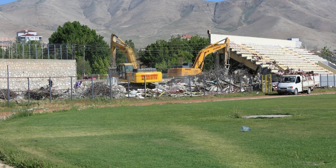 Niğde 5 Şubat Şehir Stadyumunun yıkımına başladı