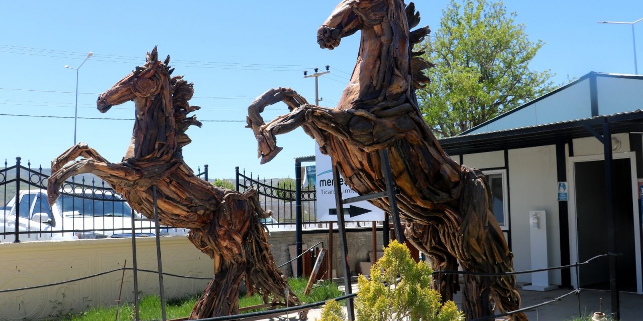 Binlerce odun parçası özenle seçildi, makine değmeden sanat eserine dönüştü