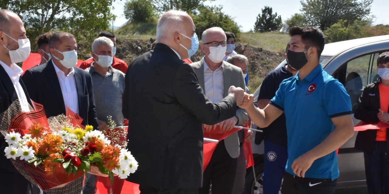 Şampiyon Acar’a memleketinde görkemli karşılama