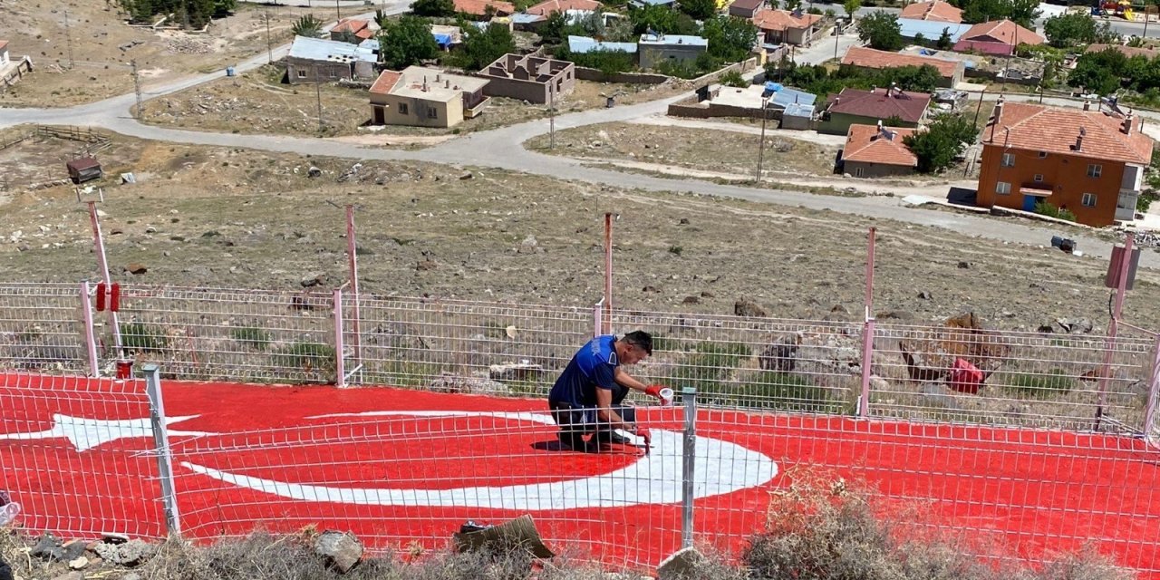 Kumluca Mahallesi’ndeki Türk Bayrağı yenilendi