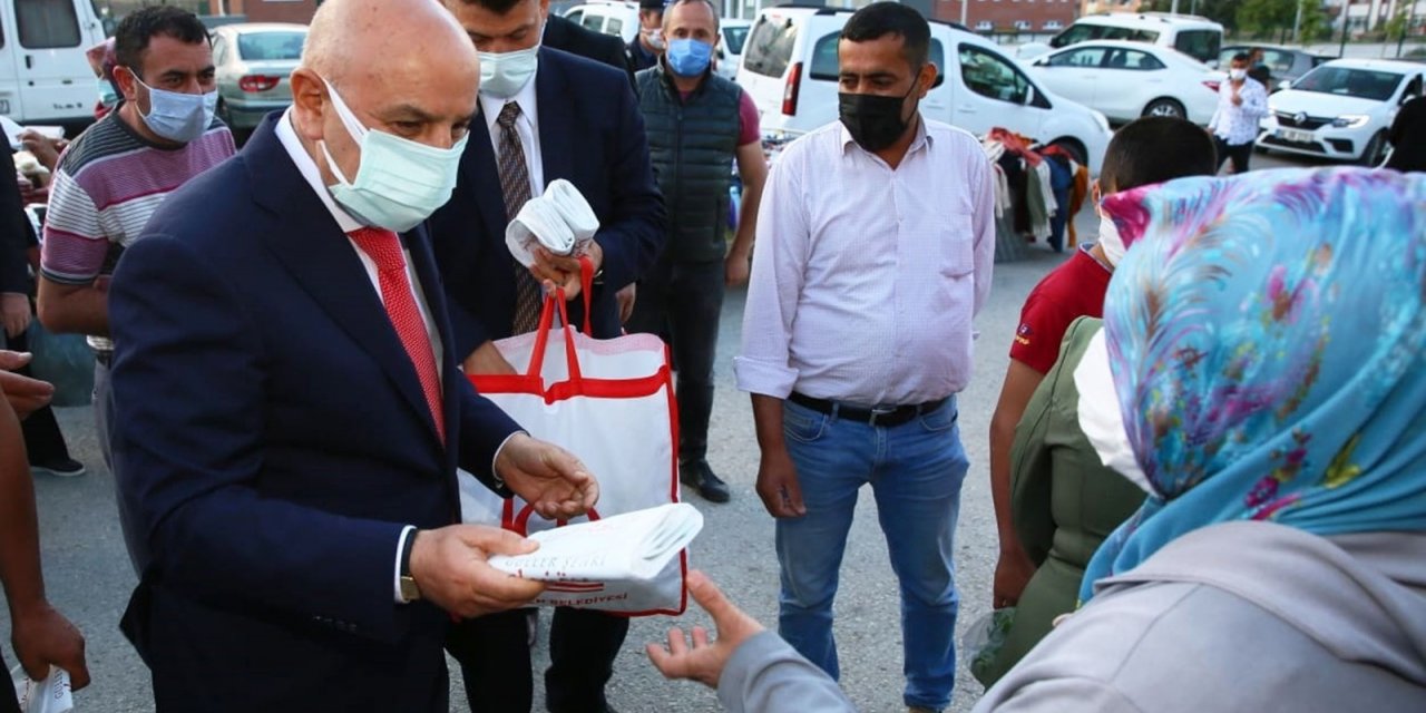 Keçiören Belediye Başkanı Altınok, naylon poşet kullanımını azaltmak için bez torba dağıttı