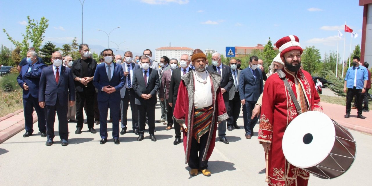 KMÜ’nün kuruluşunun 14. Yılı Mehter Yürüyüşü ve Türkçe Fermanı’nın okunmasıyla başladı