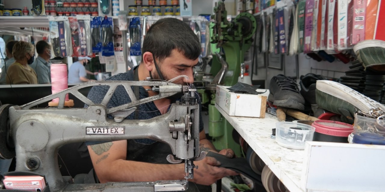 Ayakkabıcı tamircilerinin başını kaşıyacak vakti yok