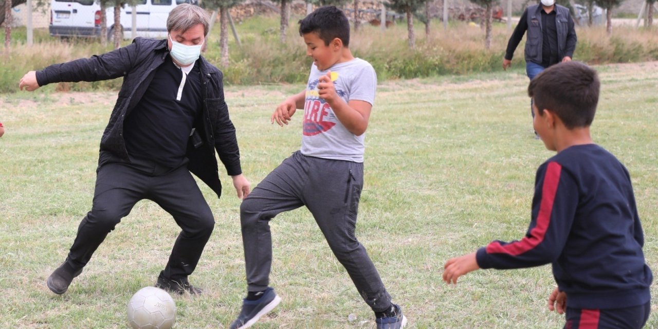 Vali Aydoğdu ve protokol üyeleri çocuklarla futbol maçı yaptı