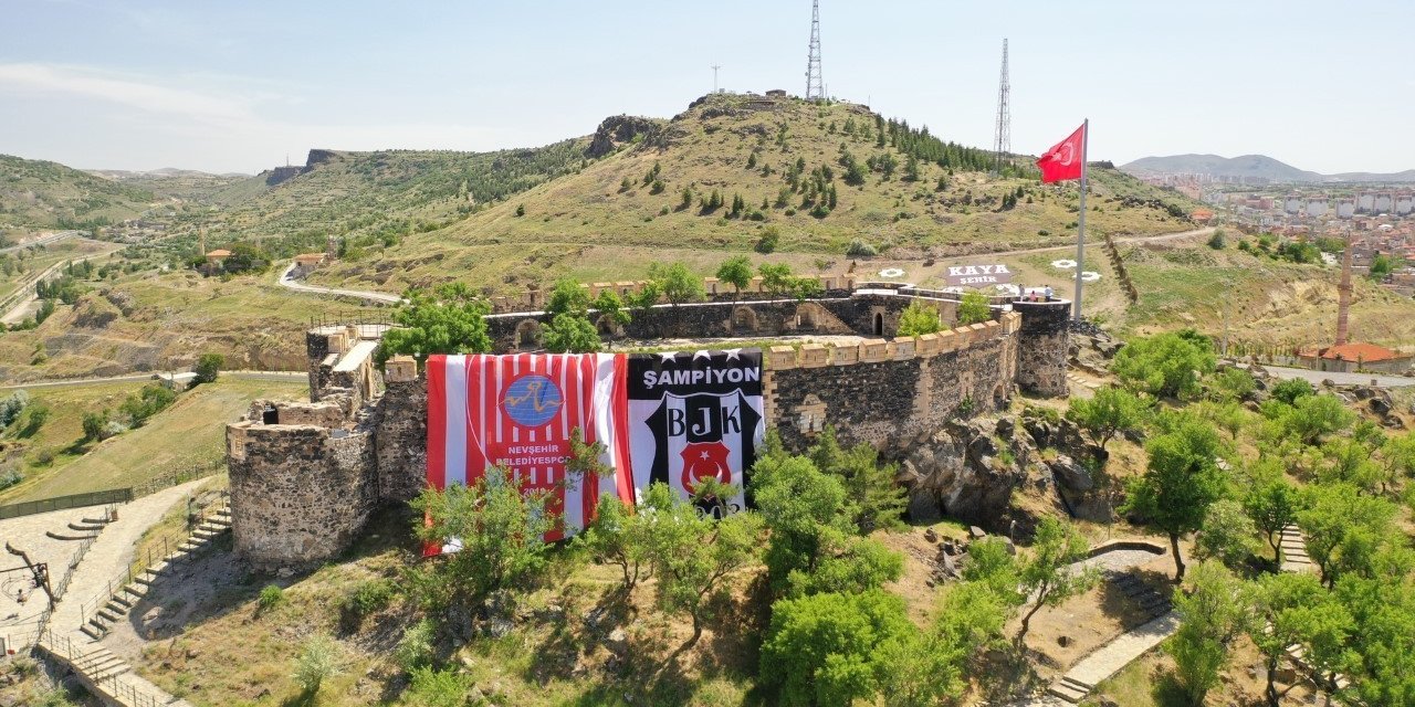 Nevşehir Kalesi’ne dev Beşiktaş bayrağı asıldı