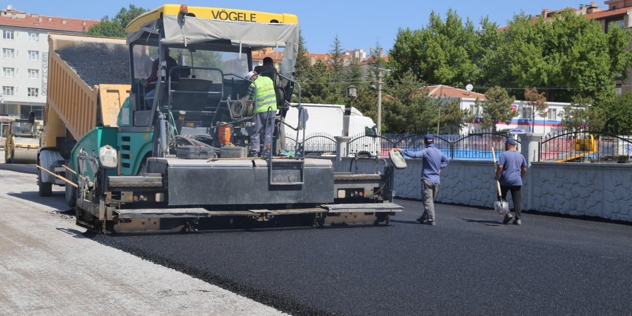 Niğde Belediyesi Yeni Köy Garajında asfalt serimine başladı