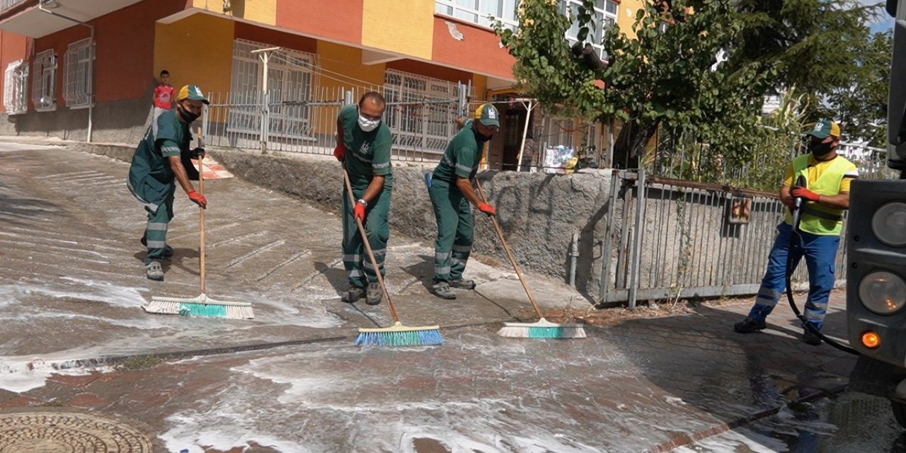 Keçiören Belediyesi sokakları gül suyu ile yıkadı