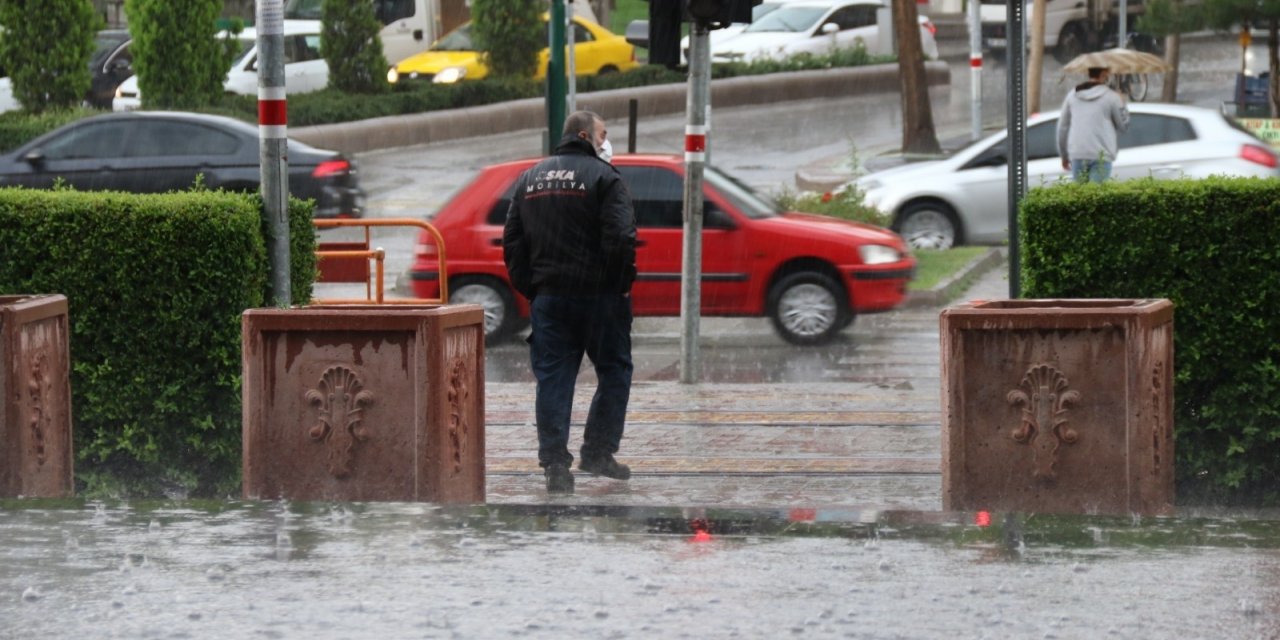 Eskişehir’de aniden başlayan sağanak yağmur hayatı felç etti