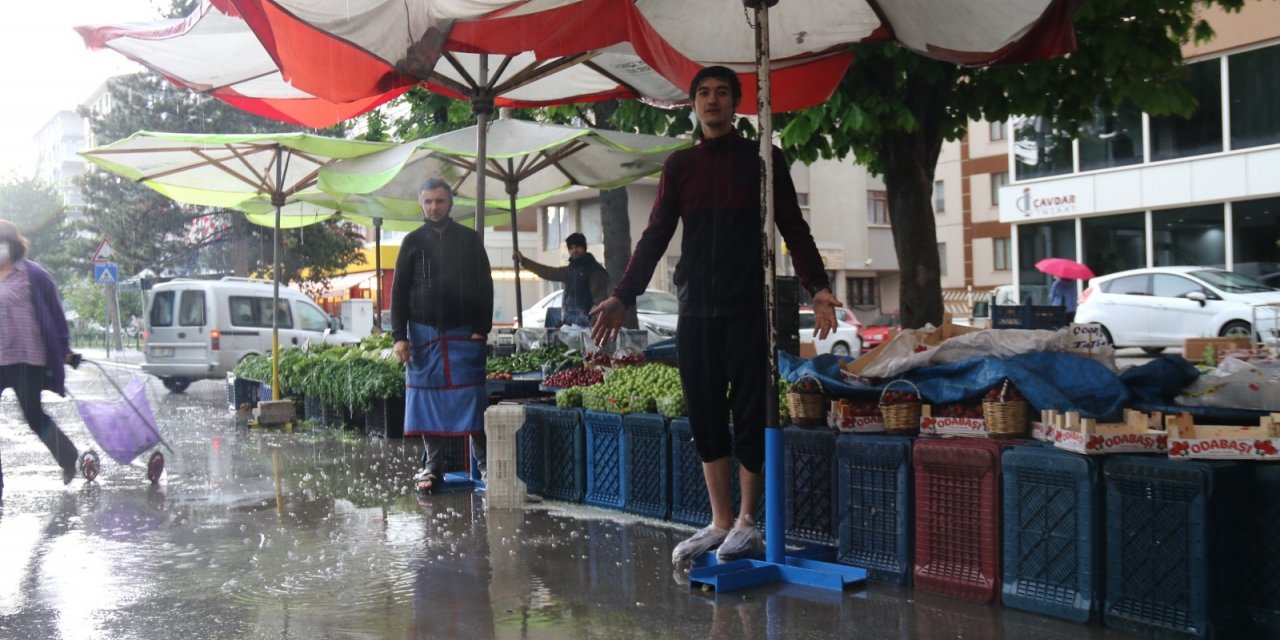 Altyapı sorunu olan caddede pazar esnafının yağmur çilesi