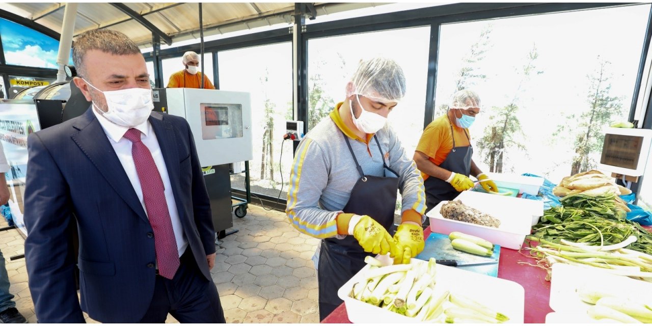 Sokak hayvanlarına günde 400 kilo yaş mama üretimi