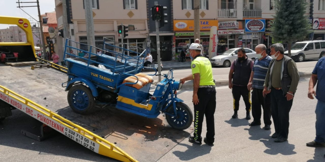 Otomobil ile üç tekerlekli motosikletin kaza anı kamerada