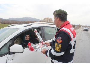 Jandarma’dan Kadın Sürücülere Çiçekli Sürpriz