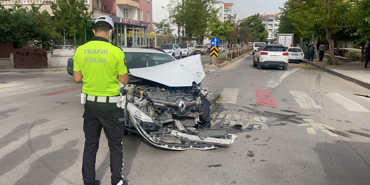 İki otomobile çarpan kamyonet kaldırımı aşıp boş araziye devrildi