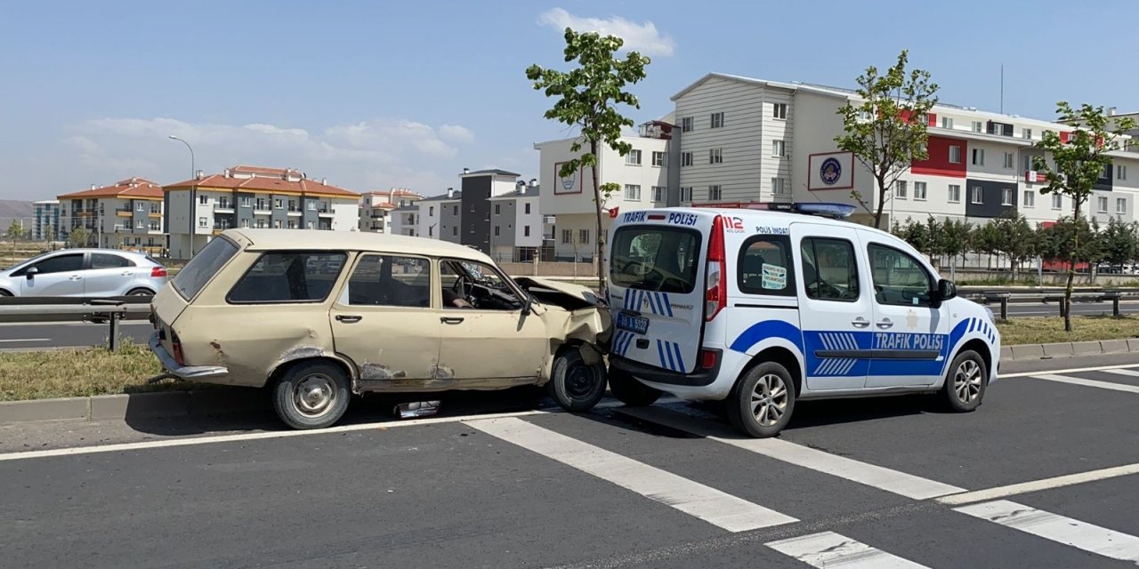 Sahte plakalı araçla kaçan sürücü polis aracına çarptı: 1’i polis 4 yaralı