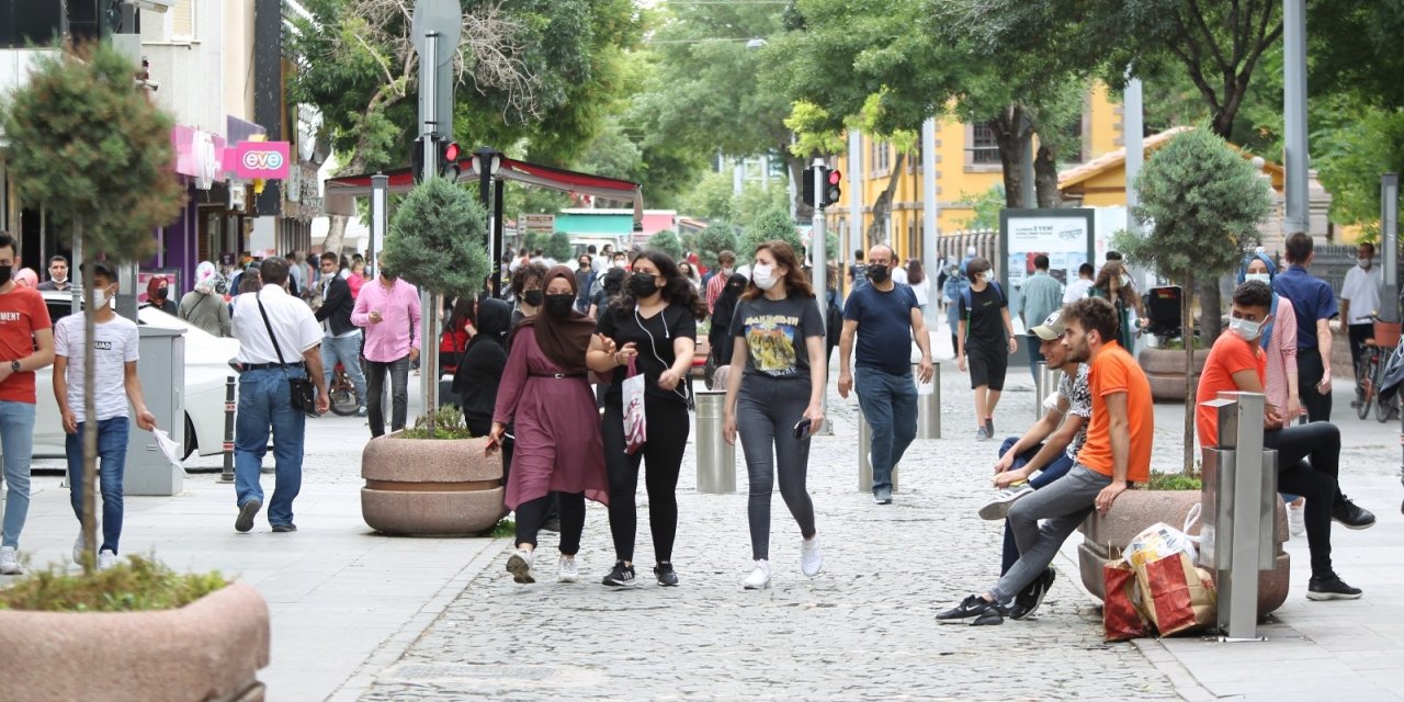 Konya’da lokanta ve kafeler hizmet vermeye başladı