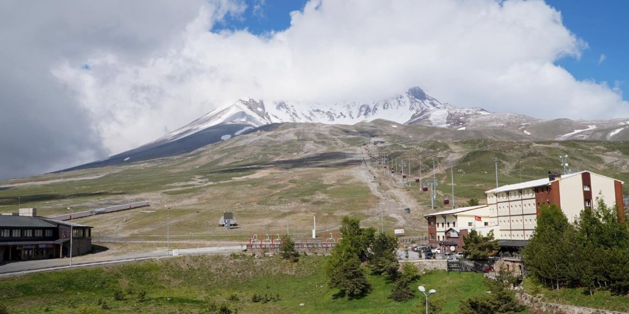 Erciyes’e Haziran ayında kar yağdı