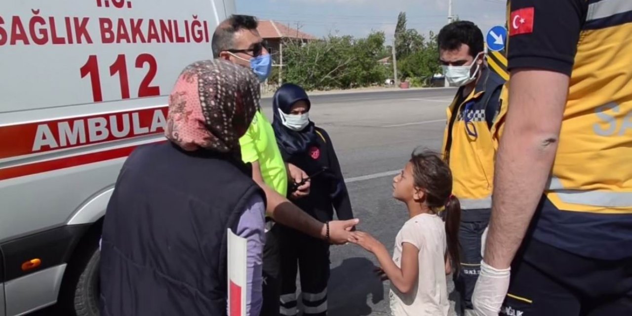 Ambulansı binmek istemeyen yaralı kız çocuğunu polis ikna etti