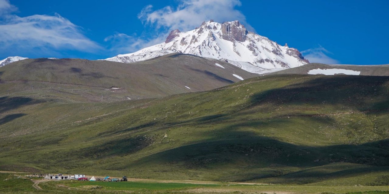 Kar yağışının ardından Erciyes beyaza büründü