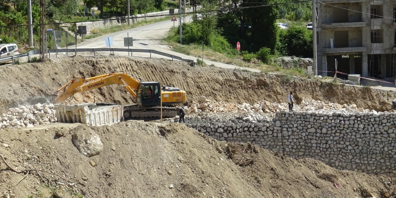 Karaman Başyayla’da dik ve virajlı yollar genişletiliyor