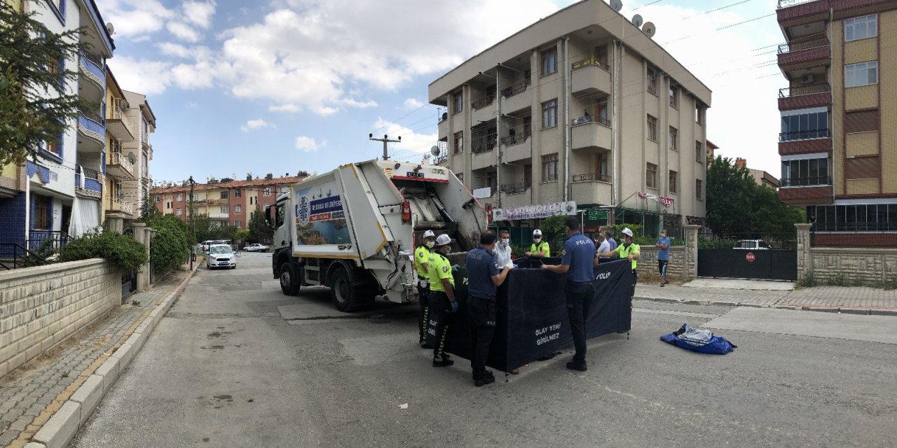 Çöp kamyonunun çarptığı kadın hayatını kaybetti