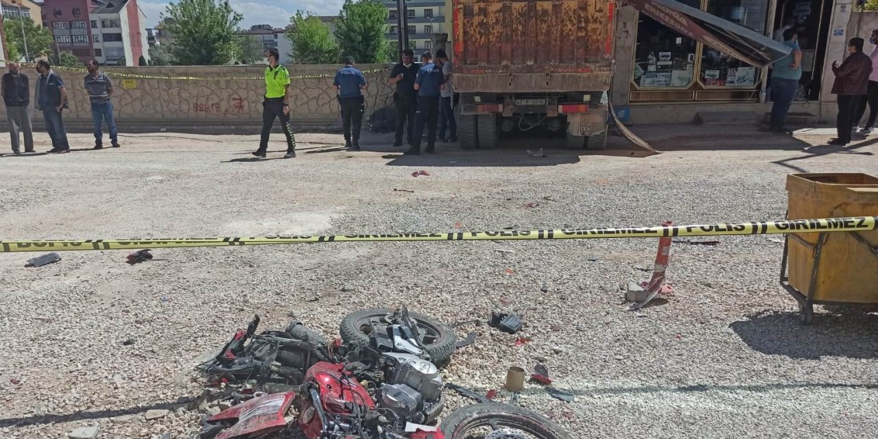 Freni patlayan hafriyat yüklü kamyon, 3 aracı ve 1 motosikleti ezip dükkana girdi