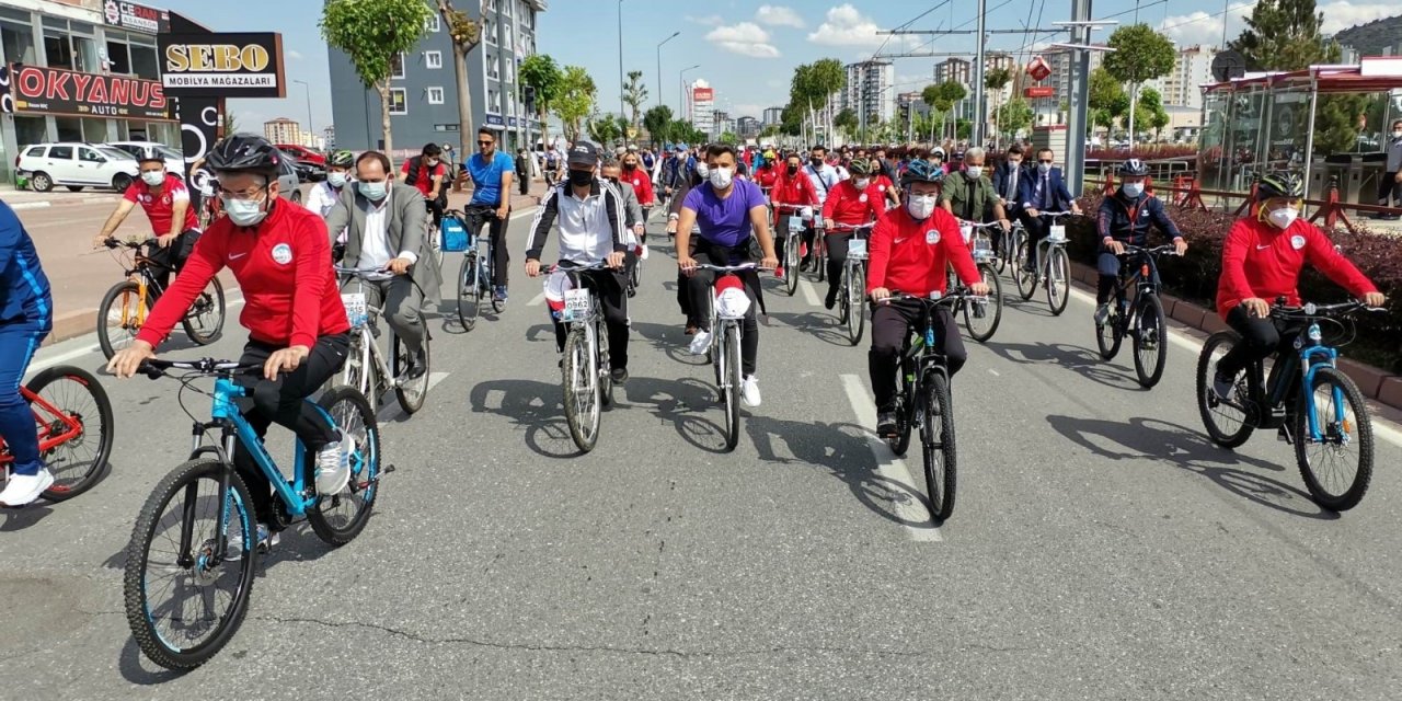 Dünya Bisiklet Günü’nde 500 kişi pedal çevirdi