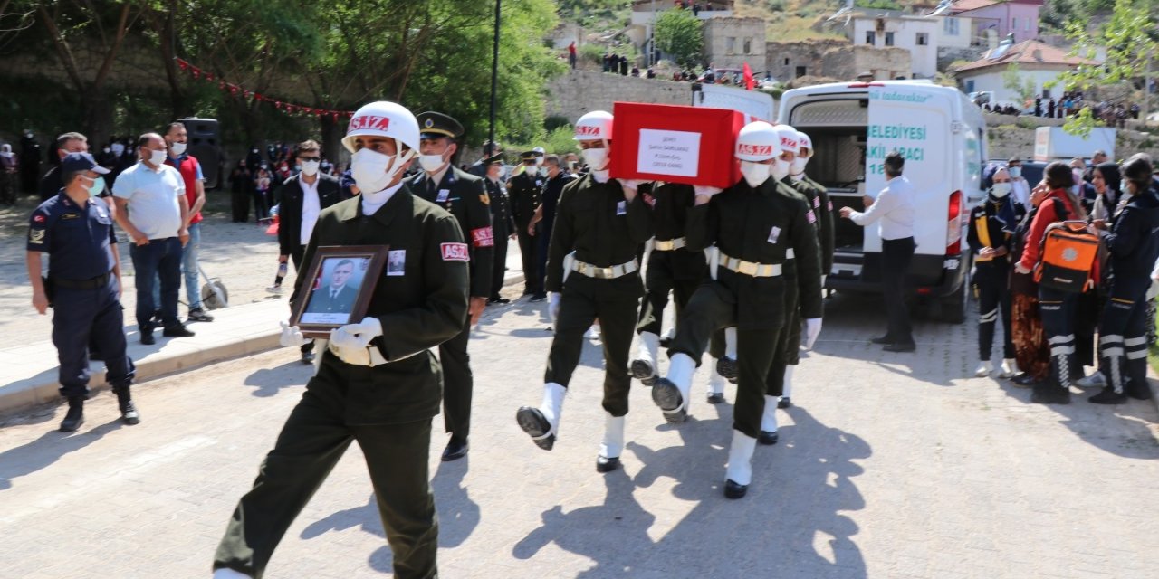 Aksaraylı şehit Sarılmaz dualarla son yolculuğuna uğurlandı