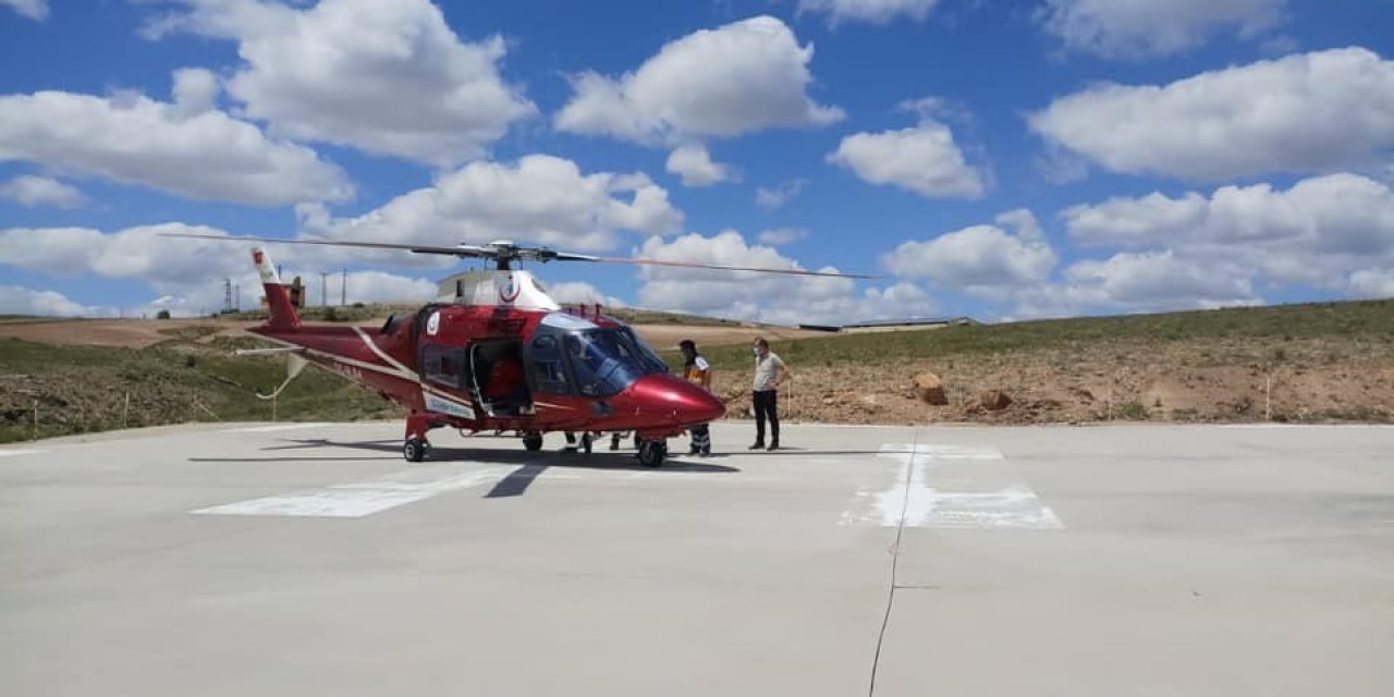 Arının sokmasıyla şoka giren adam hava ambulansı ile hastaneye kaldırıldı