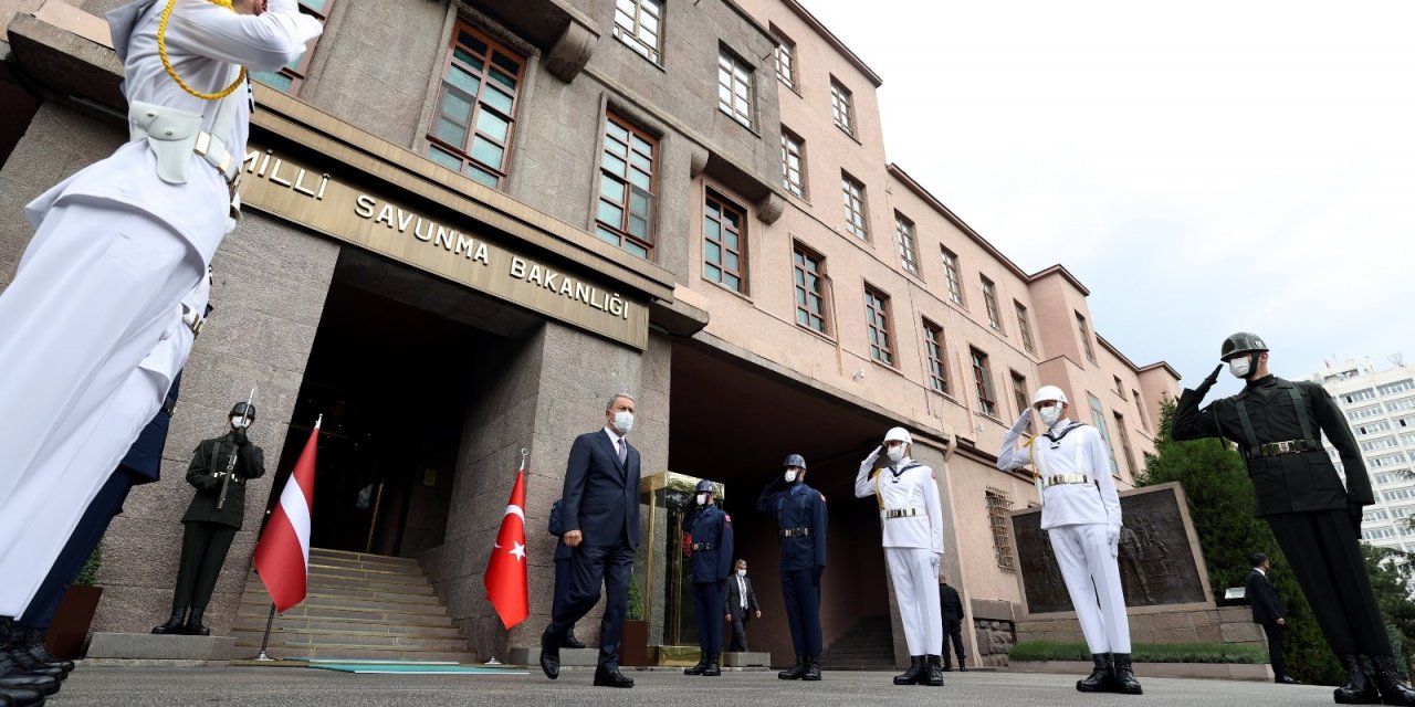 Bakan Akar, Letonya Başbakan Yardımcısı ve Savunma Bakanı Pabriks ile bir araya geldi