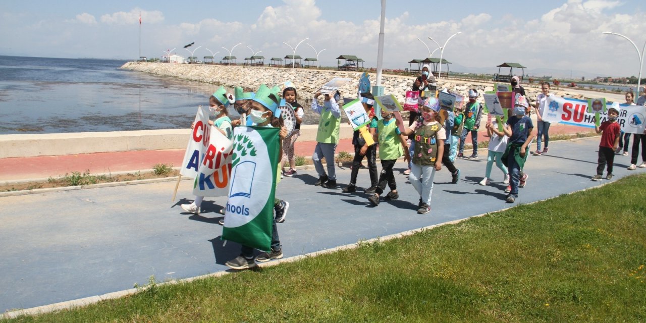 Göl kıyısında yürüyüş yapan öğrenciler ‘Beyşehir Gölü kurumasın, hayat durmasın’ dedi