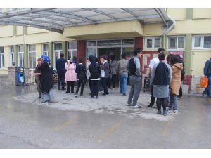 Okulun 3. Katından Düşen Öğrenci Yaralandı