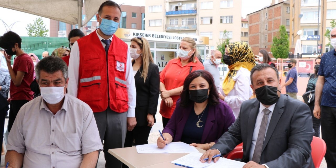 AK Parti’den, ’İyilik Kanımızda’ sloganı ile kan bağış kampanyasına destek